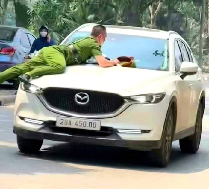 “Xế hộp” Mazda CX5 lạng lách, hất văng công an trên nắp capo xuống đường- Ảnh 1. “Xế hộp” Mazda CX5 lạng lách, hất văng công an trên nắp capo xuống đường- Ảnh 1.