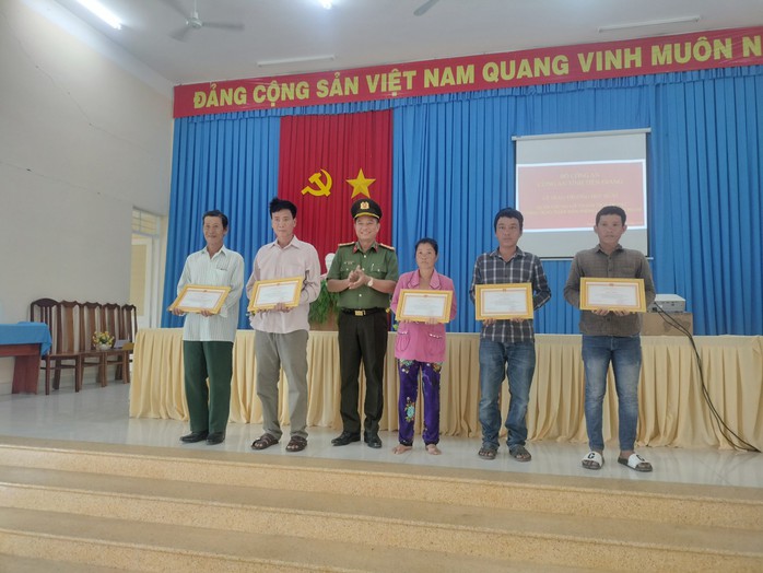 Thưởng “nóng” cho 5 người nhặt nhiều gói hình chữ nhật trên bãi biển ở Tiền Giang- Ảnh 1. Thưởng “nóng” cho 5 người nhặt nhiều gói hình chữ nhật trên bãi biển ở Tiền Giang- Ảnh 1.