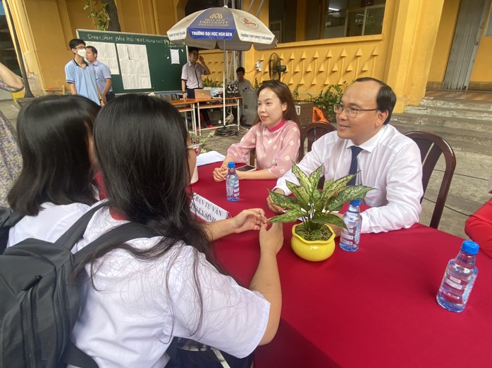Tư vấn tuyển sinh lớp 10 bằng... câu lạc bộ- Ảnh 2. Tư vấn tuyển sinh lớp 10 bằng... câu lạc bộ- Ảnh 2.
