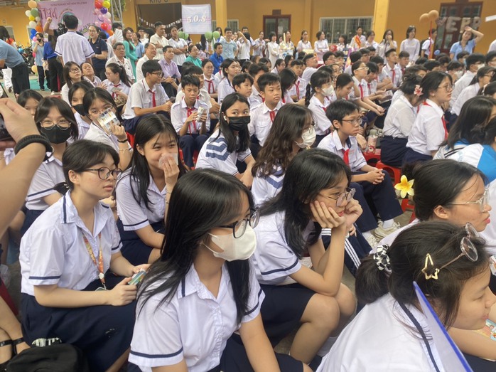 Tư vấn tuyển sinh lớp 10 bằng... câu lạc bộ- Ảnh 3. Tư vấn tuyển sinh lớp 10 bằng... câu lạc bộ- Ảnh 3.