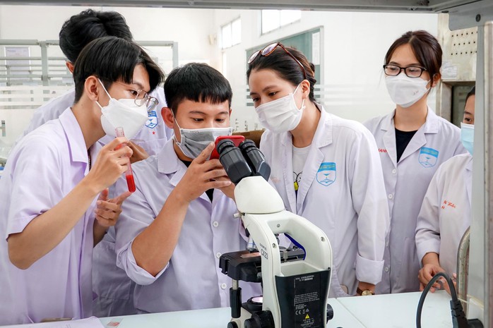 Sinh viên Trường ĐH Công nghệ TP HCM trong giờ thực hànhẢnh: Hoàng Triều