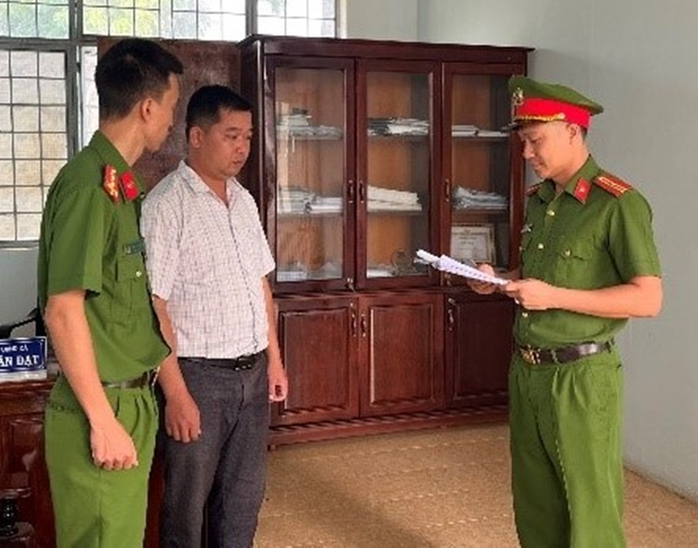 Bắt Giám đốc Văn phòng ĐKĐĐ cấp khống sổ đỏ trên đất người khác- Ảnh 1. Bắt Giám đốc Văn phòng ĐKĐĐ cấp khống sổ đỏ trên đất người khác- Ảnh 1.