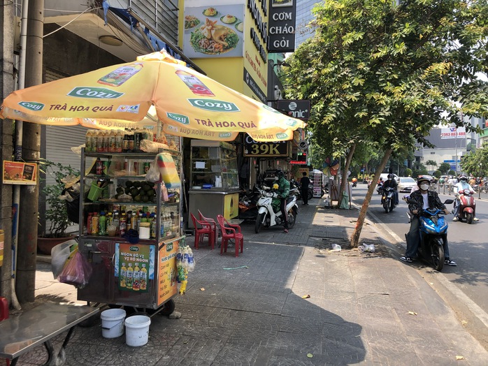Cận cảnh những vỉa hè khu trung tâm TP HCM sắp được cho thuê- Ảnh 7. Cận cảnh những vỉa hè khu trung tâm TP HCM sắp được cho thuê- Ảnh 7.