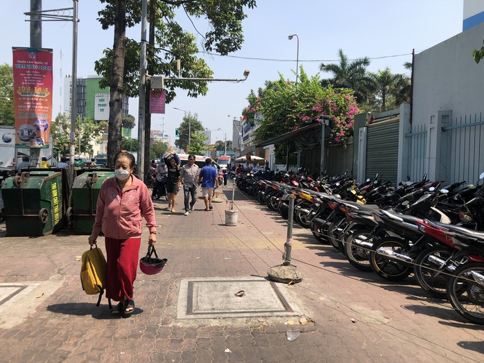 Cận cảnh những vỉa hè khu trung tâm TP HCM sắp được cho thuê- Ảnh 3. Cận cảnh những vỉa hè khu trung tâm TP HCM sắp được cho thuê- Ảnh 3.