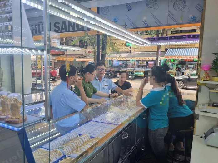 Đồng loạt kiểm tra cửa hàng kinh doanh vàng tại TP HCM- Ảnh 1.