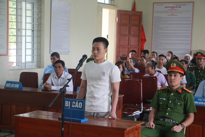 Say rượu, người đàn ông ở Hà Tĩnh cầm dao lên trụ sở ủy ban xã đòi tự tử- Ảnh 1. Say rượu, người đàn ông ở Hà Tĩnh cầm dao lên trụ sở ủy ban xã đòi tự tử- Ảnh 1.