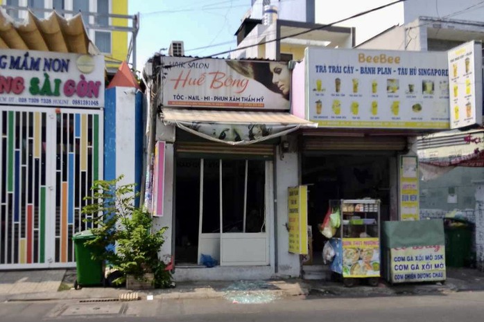 TP Thủ Đức: Sau tiếng nổ trong tiệm tóc, 1 nam, 1 nữ nhập viện- Ảnh 1. TP Thủ Đức: Sau tiếng nổ trong tiệm tóc, 1 nam, 1 nữ nhập viện- Ảnh 1.