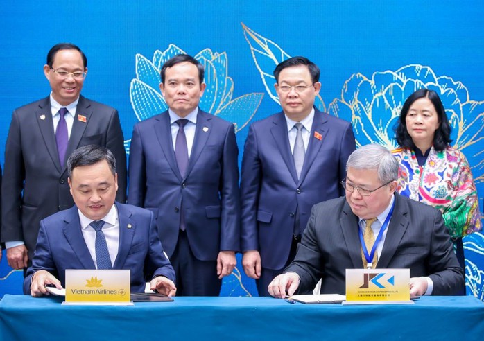 Hình 3.  Đại diện Tổng công ty Hàng không Việt Nam và Công ty TNHH Dịch vụ Hàng không Vạn Quân Thượng Hải ký biên bản ghi nhớ hợp tác khai thác thương mại hàng hóa (1)