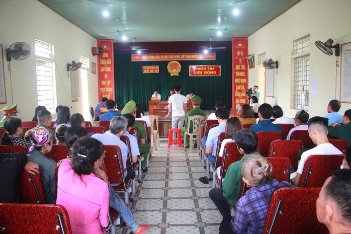 Say rượu, người đàn ông ở Hà Tĩnh cầm dao lên trụ sở ủy ban xã đòi tự tử- Ảnh 2. Say rượu, người đàn ông ở Hà Tĩnh cầm dao lên trụ sở ủy ban xã đòi tự tử- Ảnh 2.
