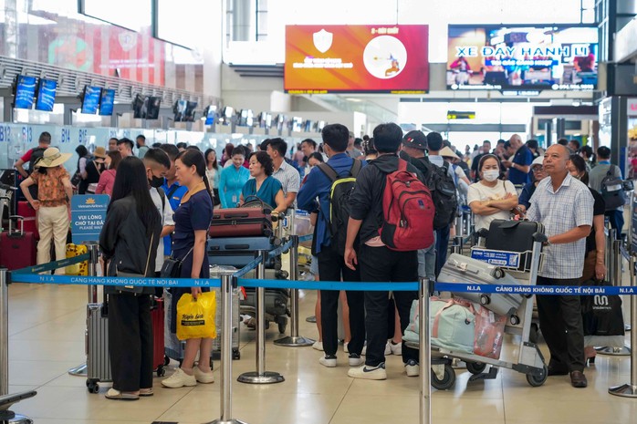 Vé máy bay dịp 30-4 bán chậm, duy nhất một đường bay "cháy vé"- Ảnh 1. Vé máy bay dịp 30-4 bán chậm, duy nhất một đường bay "cháy vé"- Ảnh 1.