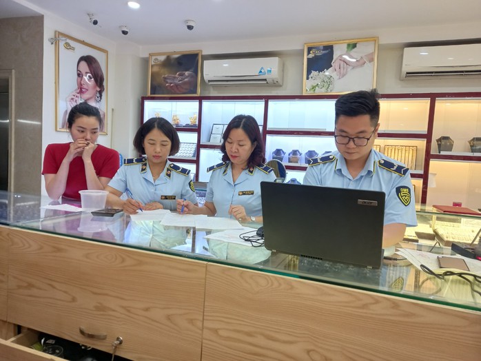 Kiểm tra tiệm vàng, phát hiện sản phẩm giả nhãn hiệu Chanel, Louis Vuitton- Ảnh 1. Kiểm tra tiệm vàng, phát hiện sản phẩm giả nhãn hiệu Chanel, Louis Vuitton- Ảnh 1.