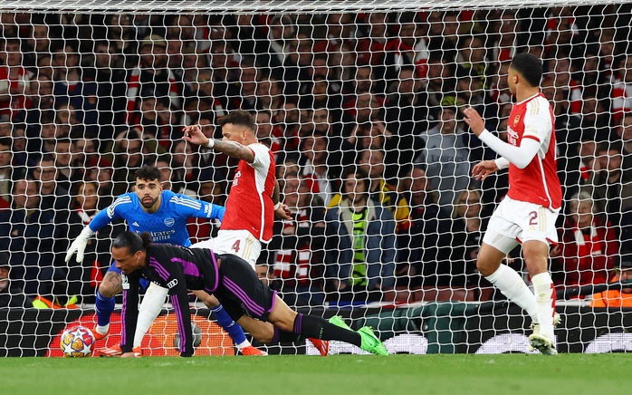 William Saliba phạm lỗi với Leroy Sane William Saliba phạm lỗi với Leroy Sane