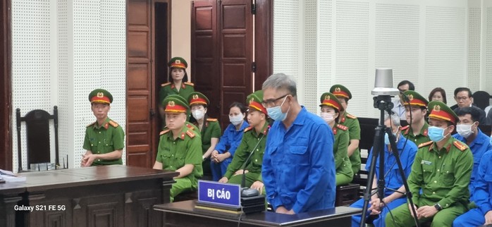Bị cáo Đỗ Hữu Ca ra tòa cùng 12 bị cáo- Ảnh 1. Bị cáo Đỗ Hữu Ca ra tòa cùng 12 bị cáo- Ảnh 1.