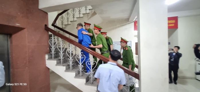 Bị cáo Đỗ Hữu Ca ra tòa cùng 12 bị cáo- Ảnh 3. Bị cáo Đỗ Hữu Ca ra tòa cùng 12 bị cáo- Ảnh 3.