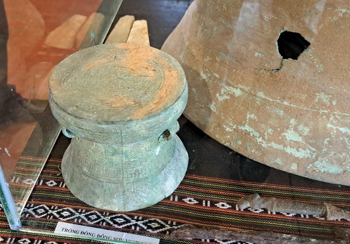 "Lùm xùm" thông tin cán bộ ngân hàng "trộm" cổ vật- Ảnh 1. "Lùm xùm" thông tin cán bộ ngân hàng "trộm" cổ vật- Ảnh 1.