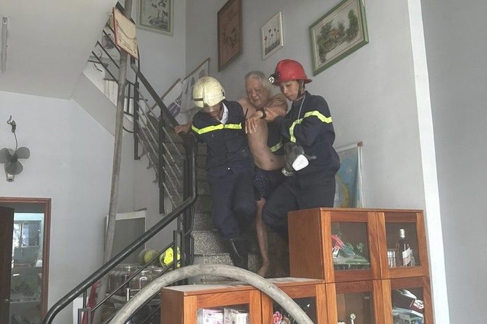 Cứu cụ ông 71 tuổi trong căn nhà cháy ở quận Gò Vấp- Ảnh 1. Cứu cụ ông 71 tuổi trong căn nhà cháy ở quận Gò Vấp- Ảnh 1.