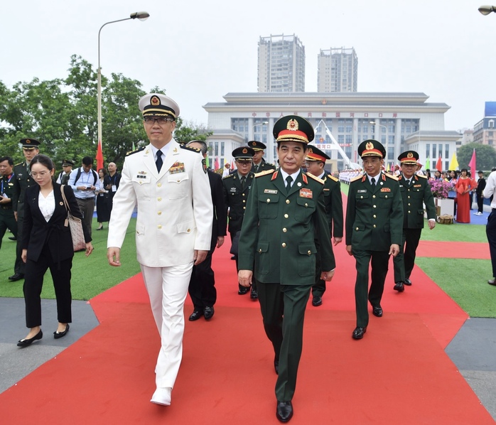 Hai Bộ trưởng Bộ Quốc phòng Việt Nam và Trung Quốc tô son cột mốc biên giới- Ảnh 1. Hai Bộ trưởng Bộ Quốc phòng Việt Nam và Trung Quốc tô son cột mốc biên giới- Ảnh 1.