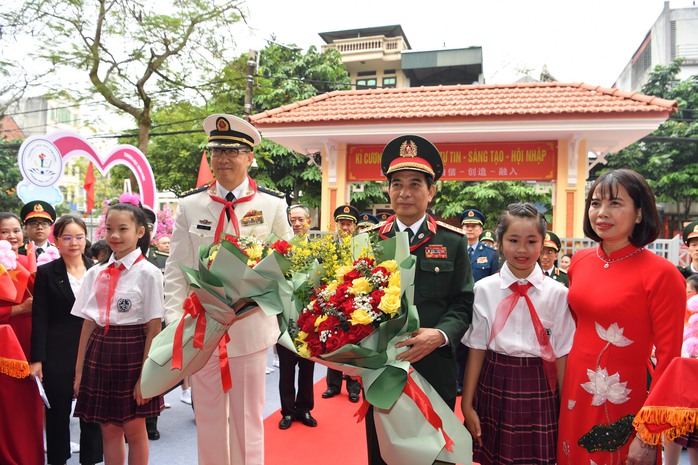 Hai Bộ trưởng Bộ Quốc phòng Việt Nam và Trung Quốc tô son cột mốc biên giới- Ảnh 9. Hai Bộ trưởng Bộ Quốc phòng Việt Nam và Trung Quốc tô son cột mốc biên giới- Ảnh 9.