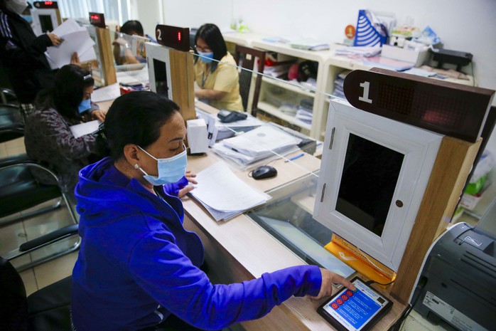 Người dân đánh giá sự hài lòng đối với CB-CC trực tiếp xử lý công việc Ảnh: HOÀNG TRIỀU Người dân đánh giá sự hài lòng đối với CB-CC trực tiếp xử lý công việc Ảnh: HOÀNG TRIỀU