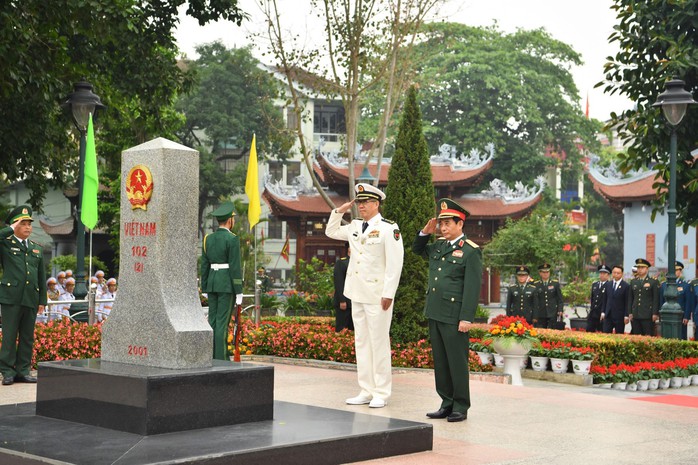 Hai Bộ trưởng Quốc phòng chào cột mốc biên giới Hai Bộ trưởng Quốc phòng chào cột mốc biên giới