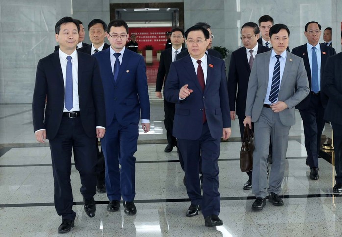 Chủ tịch Quốc hội Vương Đình Huệ đến thăm Khu thí điểm thương mại tự do Thượng Hải (SHFTZ) tại quận Phố Đông mới ở TP Thượng Hải ngày 11-4 Ảnh: TTXVN Chủ tịch Quốc hội Vương Đình Huệ đến thăm Khu thí điểm thương mại tự do Thượng Hải (SHFTZ) tại quận Phố Đông mới ở TP Thượng Hải ngày 11-4 Ảnh: TTXVN