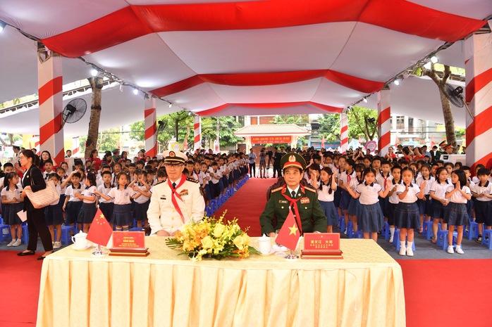 Hai Bộ trưởng Bộ Quốc phòng Việt Nam và Trung Quốc tô son cột mốc biên giới- Ảnh 8. Hai Bộ trưởng Bộ Quốc phòng Việt Nam và Trung Quốc tô son cột mốc biên giới- Ảnh 8.