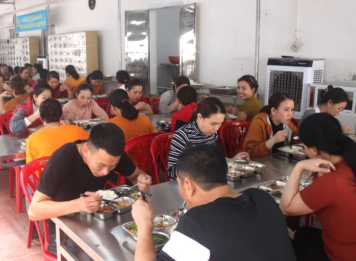 Chăm chút bữa ăn giữa ca của công nhân- Ảnh 1. Chăm chút bữa ăn giữa ca của công nhân- Ảnh 1.