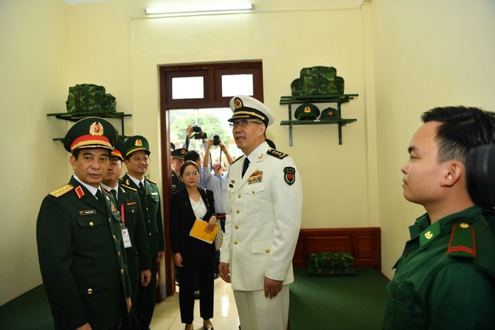 Hai Bộ trưởng Bộ Quốc phòng Việt Nam và Trung Quốc tô son cột mốc biên giới- Ảnh 12. Hai Bộ trưởng Bộ Quốc phòng Việt Nam và Trung Quốc tô son cột mốc biên giới- Ảnh 12.