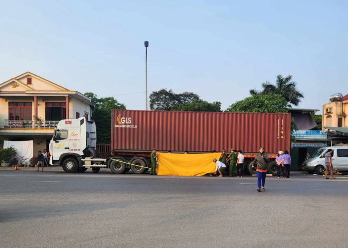 Nam thanh niên tử vong sau va chạm với xe container, xe ô tô trên Quốc lộ 1- Ảnh 1. Nam thanh niên tử vong sau va chạm với xe container, xe ô tô trên Quốc lộ 1- Ảnh 1.