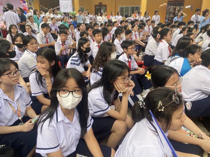 Nắng nóng kéo dài, TP HCM yêu cầu các trường điều chỉnh thời khóa biểu phù hợp- Ảnh 1. Nắng nóng kéo dài, TP HCM yêu cầu các trường điều chỉnh thời khóa biểu phù hợp- Ảnh 1.