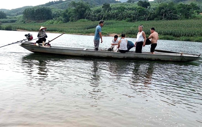 Hai nữ sinh chết đuối trên sông Gianh sau giờ tan trường- Ảnh 1. Hai nữ sinh chết đuối trên sông Gianh sau giờ tan trường- Ảnh 1.