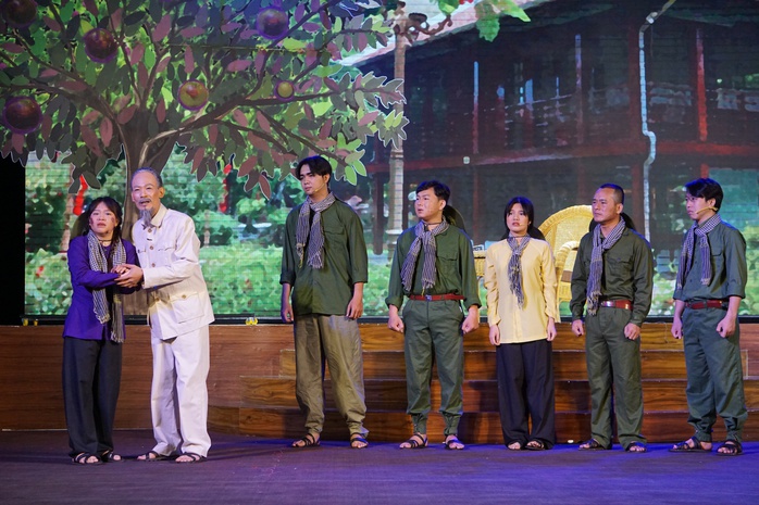 NSND Giang Mạnh Hà dốc sức với chương trình đặc biệt về hình tượng Bác Hồ- Ảnh 4. NSND Giang Mạnh Hà dốc sức với chương trình đặc biệt về hình tượng Bác Hồ- Ảnh 4.
