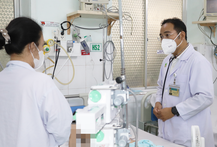Cứu bé gái người Campuchia bị sốt xuất huyết nguy kịch - Ảnh 1. Cứu bé gái người Campuchia bị sốt xuất huyết nguy kịch - Ảnh 1.