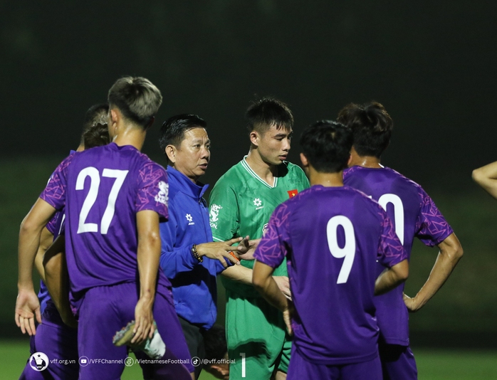 HLV Hoàng Anh Tuấn nói gì sau trận thua của U23 Việt Nam?- Ảnh 5. HLV Hoàng Anh Tuấn nói gì sau trận thua của U23 Việt Nam?- Ảnh 5.