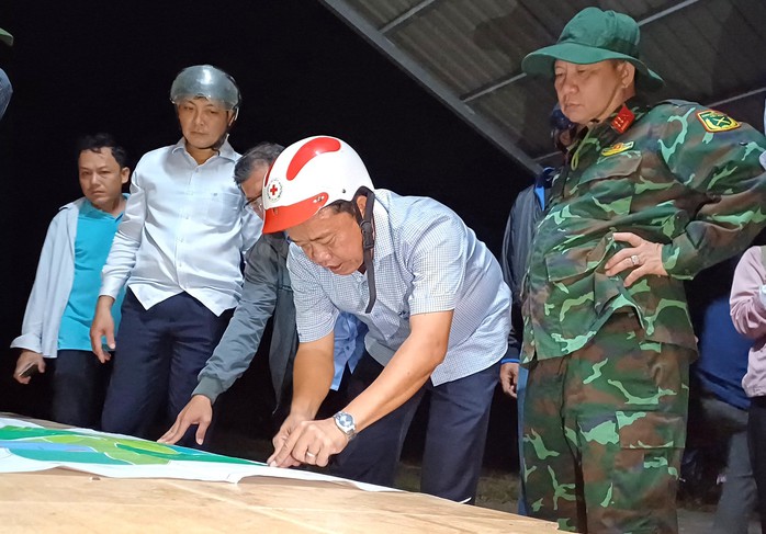 VIDEO: Toàn cảnh xuyên đêm khẩn trương chữa cháy rừng tràm ở Cà Mau- Ảnh 1. VIDEO: Toàn cảnh xuyên đêm khẩn trương chữa cháy rừng tràm ở Cà Mau- Ảnh 1.