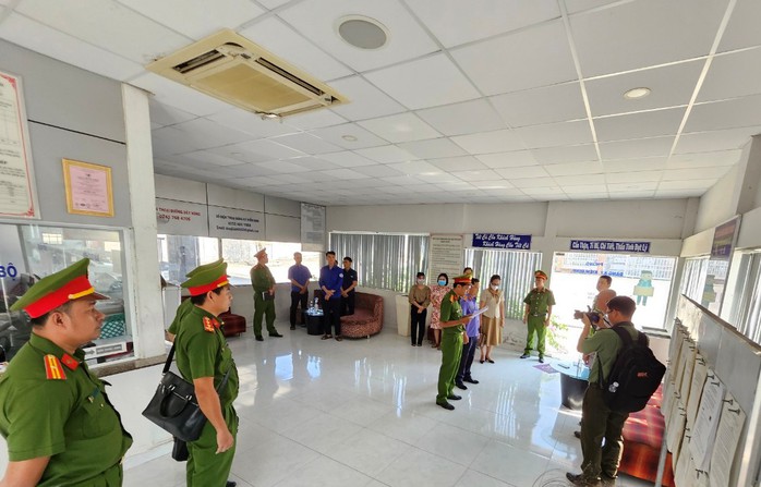 2 phó giám đốc trung tâm đăng kiểm tại Bình Thuận bị bắt vì "nhận hối lộ"- Ảnh 1. 2 phó giám đốc trung tâm đăng kiểm tại Bình Thuận bị bắt vì "nhận hối lộ"- Ảnh 1.