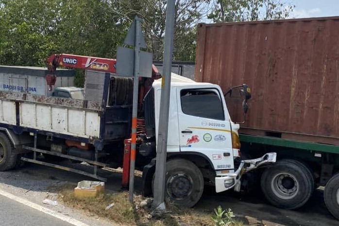 Clip: Xe tải cẩu cắm đầu vào đuôi container dưới cầu Phú Mỹ- Ảnh 1. Clip: Xe tải cẩu cắm đầu vào đuôi container dưới cầu Phú Mỹ- Ảnh 1.