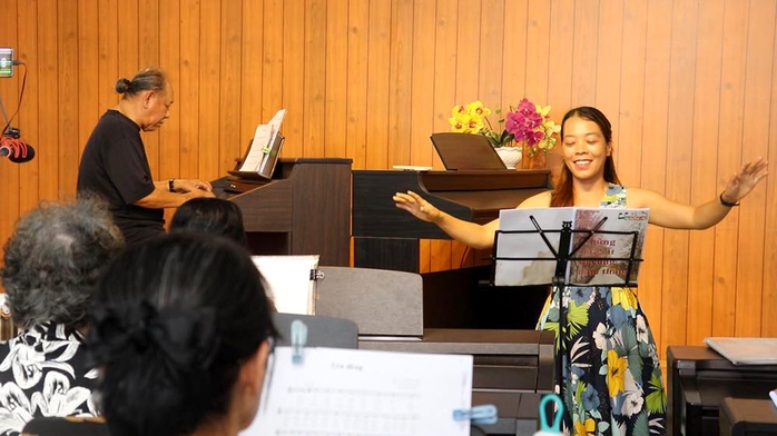 Dạy piano miễn phí cho người cao tuổi- Ảnh 1. Dạy piano miễn phí cho người cao tuổi- Ảnh 1.