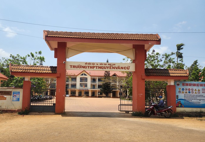 Hiệu trưởng "sẽ rút kinh nghiệm" trong vụ buộc thôi học 2 học sinh!- Ảnh 1. Hiệu trưởng "sẽ rút kinh nghiệm" trong vụ buộc thôi học 2 học sinh!- Ảnh 1.