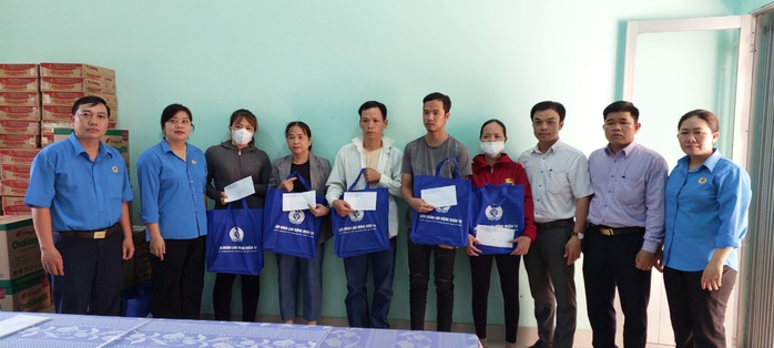 Hỗ trợ công nhân bị mất việc, nợ lương- Ảnh 1. Hỗ trợ công nhân bị mất việc, nợ lương- Ảnh 1.