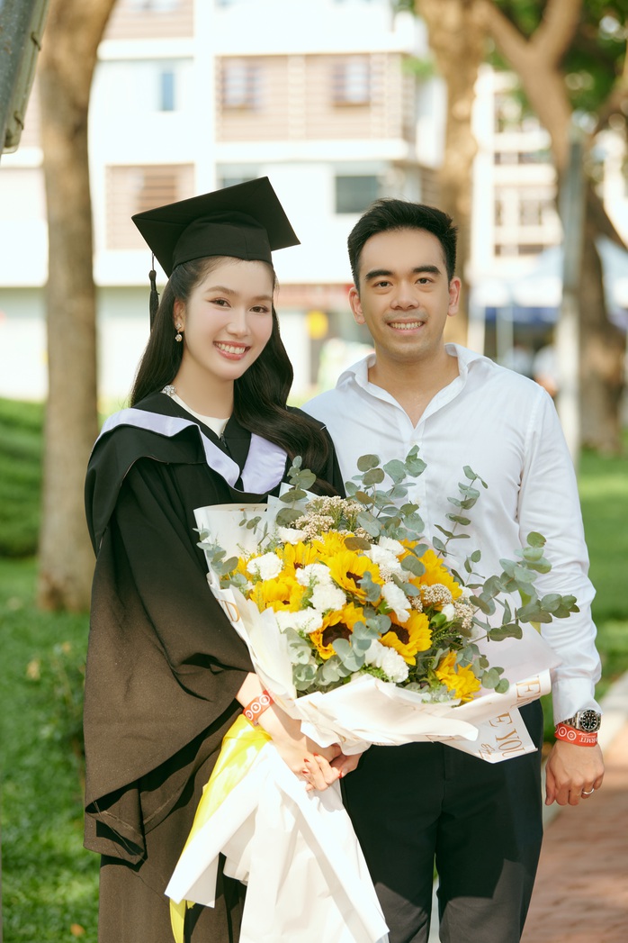 Á hậu Phương Anh thấy may mắn vì chồng vừa đẹp trai vừa học giỏi- Ảnh 3. Á hậu Phương Anh thấy may mắn vì chồng vừa đẹp trai vừa học giỏi- Ảnh 3.
