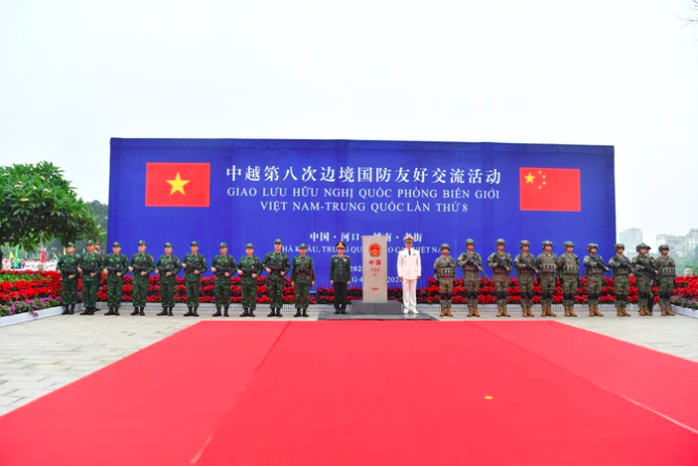 Đại tướng Phan Văn Giang tham quan khí tài của lực lượng biên phòng Trung Quốc- Ảnh 2. Đại tướng Phan Văn Giang tham quan khí tài của lực lượng biên phòng Trung Quốc- Ảnh 2.