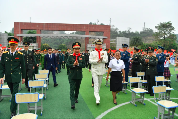 Đại tướng Phan Văn Giang tham quan khí tài của lực lượng biên phòng Trung Quốc- Ảnh 3. Đại tướng Phan Văn Giang tham quan khí tài của lực lượng biên phòng Trung Quốc- Ảnh 3.