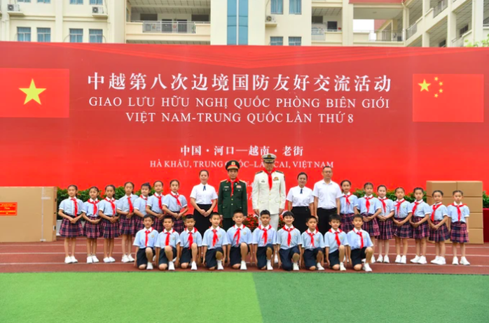 Đại tướng Phan Văn Giang tham quan khí tài của lực lượng biên phòng Trung Quốc- Ảnh 4. Đại tướng Phan Văn Giang tham quan khí tài của lực lượng biên phòng Trung Quốc- Ảnh 4.