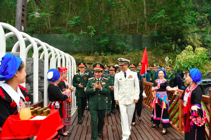 Đại tướng Phan Văn Giang tham quan khí tài của lực lượng biên phòng Trung Quốc- Ảnh 5. Đại tướng Phan Văn Giang tham quan khí tài của lực lượng biên phòng Trung Quốc- Ảnh 5.