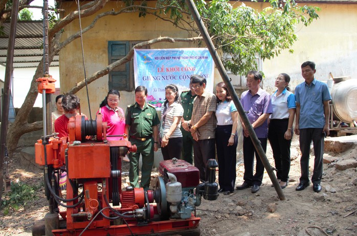 Trao nhiều công trình, mô hình sinh kế và 500 lá cờ Tổ quốc cho người dân vùng biên Quảng Trị- Ảnh 6.