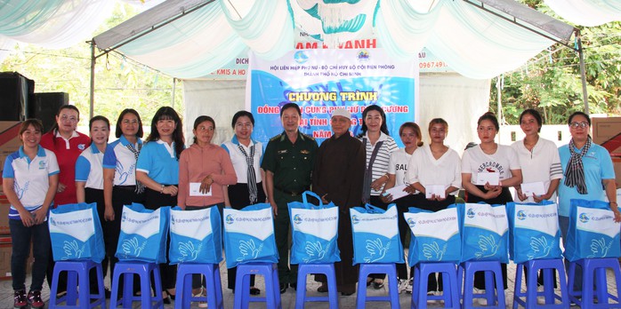 Trao nhiều công trình, mô hình sinh kế và 500 lá cờ Tổ quốc cho người dân vùng biên Quảng Trị- Ảnh 1.