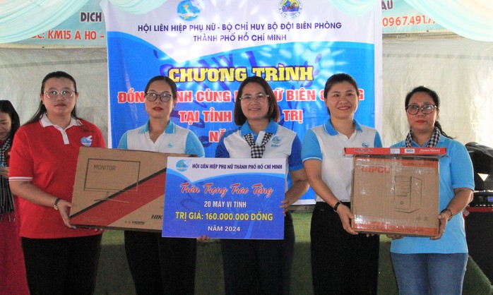 Trao nhiều công trình, mô hình sinh kế và 500 lá cờ Tổ quốc cho người dân vùng biên Quảng Trị- Ảnh 7.