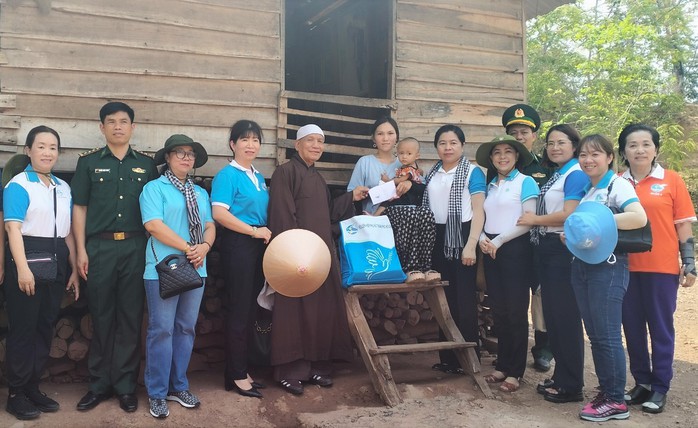 Trao nhiều công trình, mô hình sinh kế và 500 lá cờ Tổ quốc cho người dân vùng biên Quảng Trị- Ảnh 4.