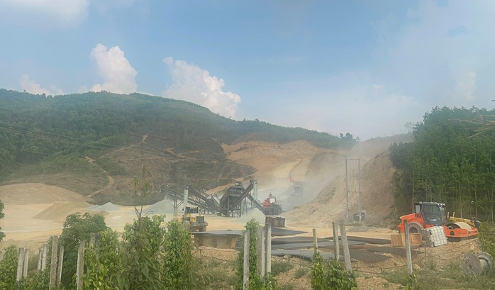 Công ty TNHH Tập đoàn Sơn Hải: Bạt đồi, khai thác đá khi chưa hoàn tất thủ tục cần thiết!- Ảnh 3. Công ty TNHH Tập đoàn Sơn Hải: Bạt đồi, khai thác đá khi chưa hoàn tất thủ tục cần thiết!- Ảnh 3.